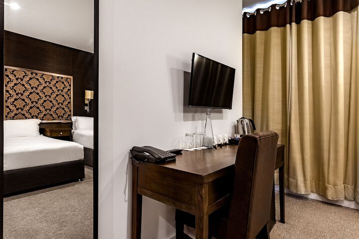 Room 13 of 36