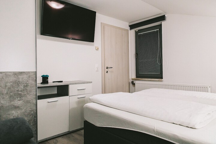 Room 13 of 99