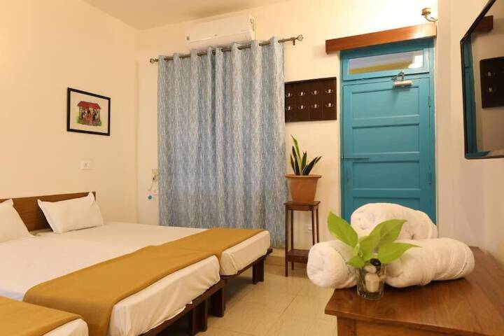 Room 2 of 25