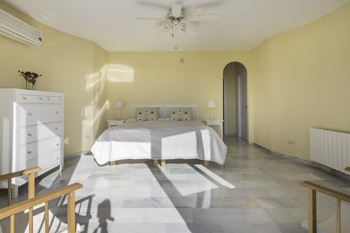 Room 8 of 33