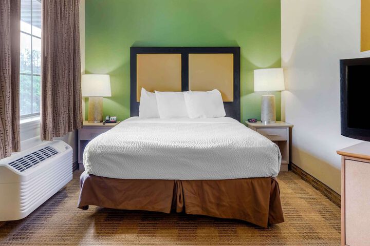 Studio Queen Bed (1 of 10)