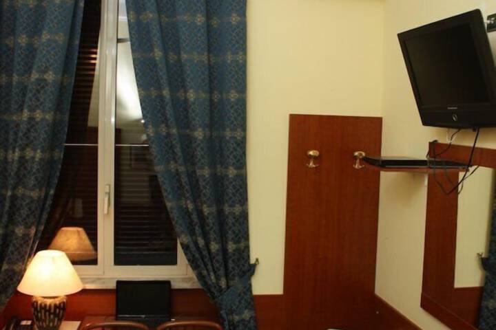 Room 10 of 16