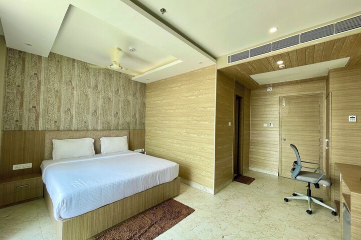 Room 6 of 100