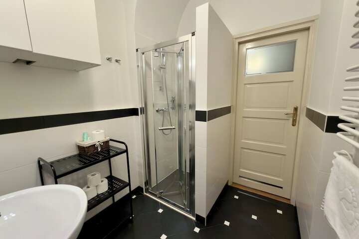 Room 102 of 121