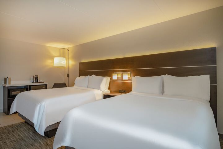 2 Queen Beds (6 of 10)