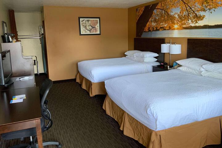 1 King Bed (2 of 13)