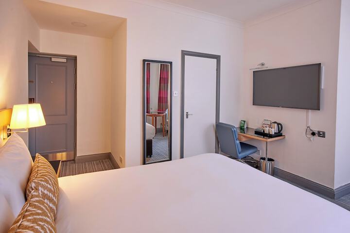 Room 27 of 59