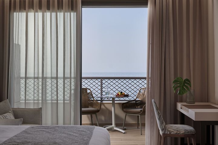 Room 10 of 90