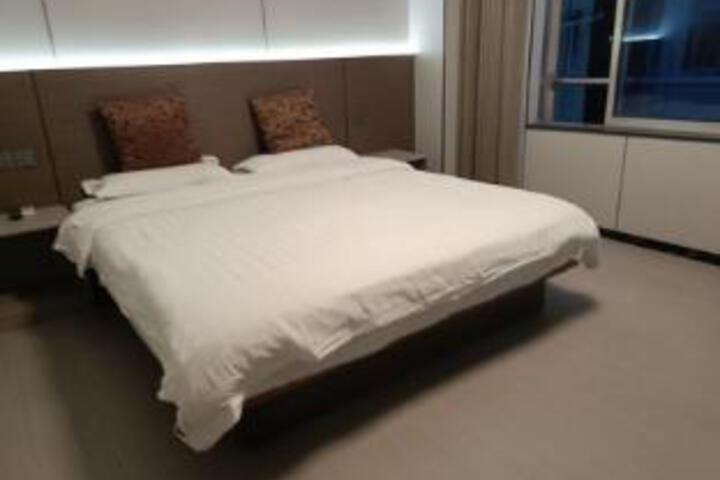 Room 5 of 6