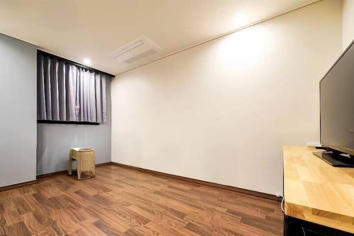 Room 12 of 18