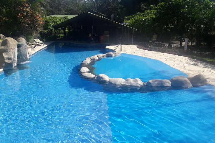 Swim-up bar