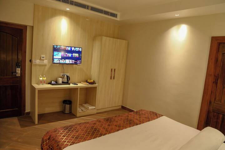 Room 9 of 16