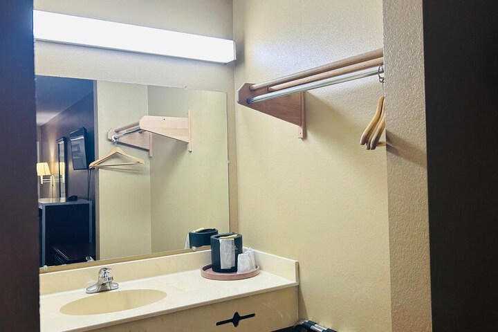Room 12 of 25