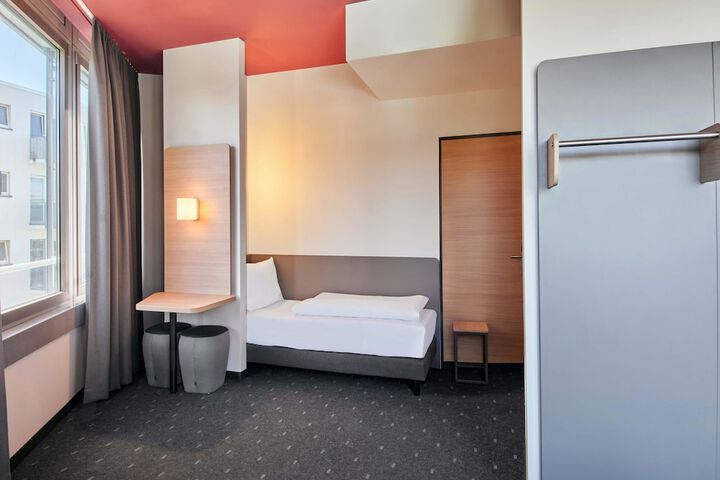 Room 7 of 28