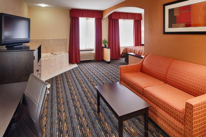 1 King Bed High Speed Internet Accessible Microwave and Refrigerator Work Desk Full Breakfast (8 of 14)