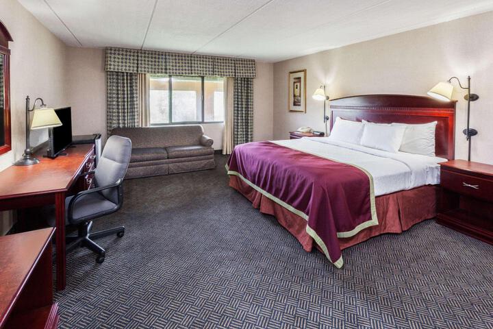 1 Queen Bed (2 of 2)