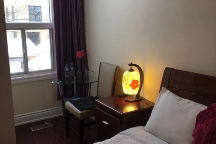 Room 6 of 12
