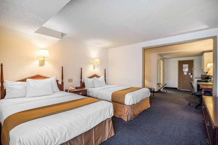 Upgrade Business Suite 2 Double Beds (12 of 14)