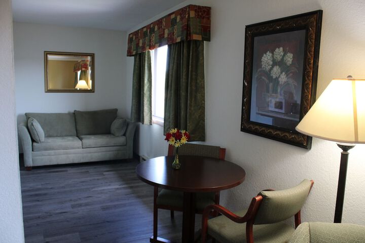 Lounge 41 of 62