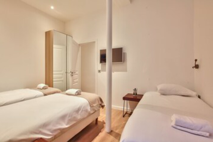 Room 9 of 11