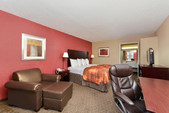 1 King Bed (2 of 4)