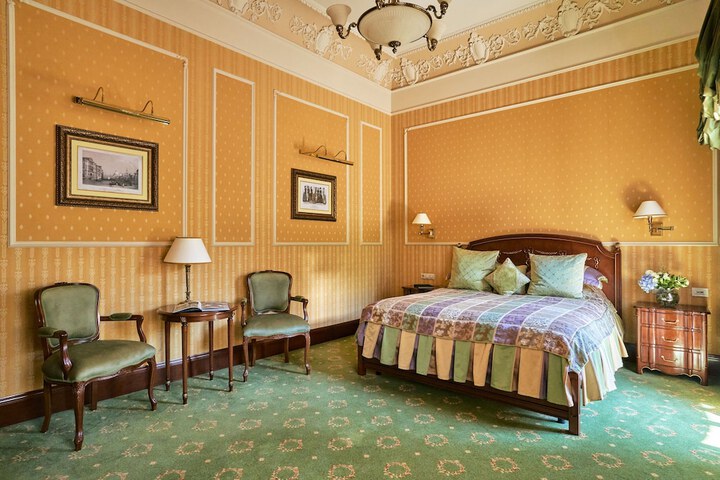 Room 27 of 85