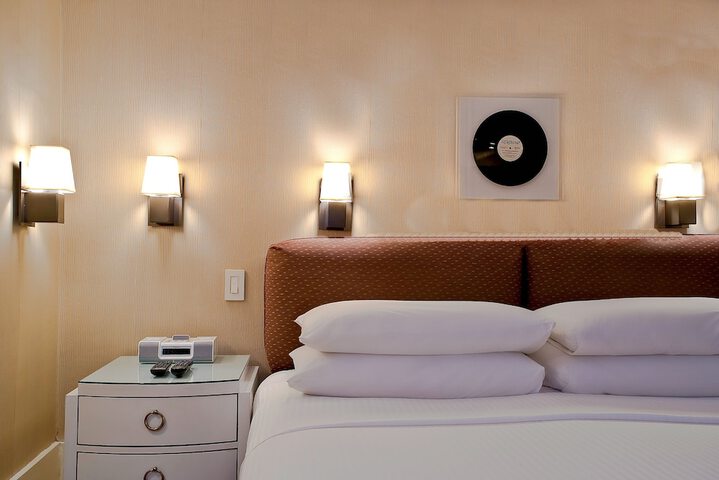 Luxury Queen Bed (6 of 8)