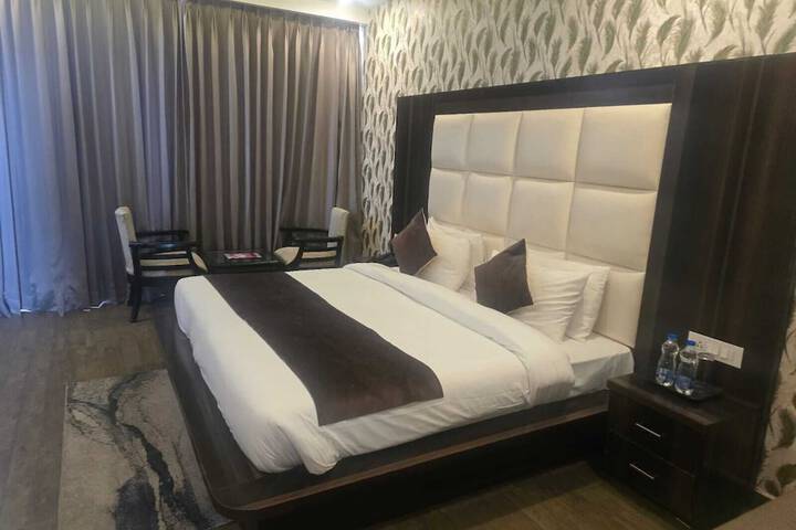 Room 8 of 30