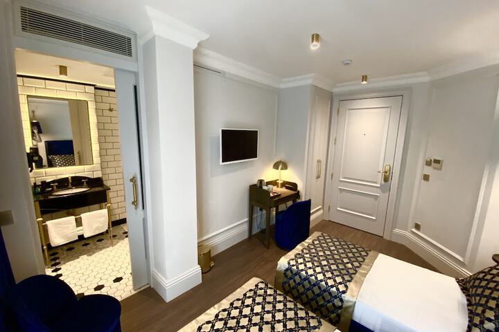 Room 4 of 28