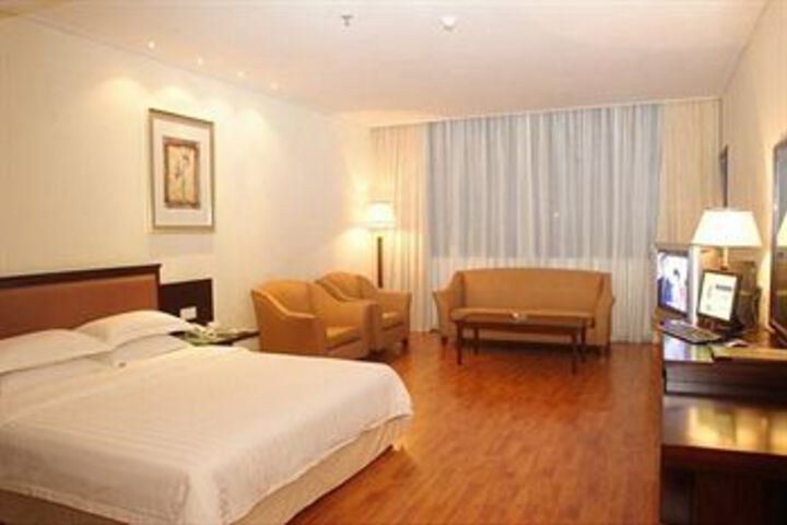 Room 13 of 20