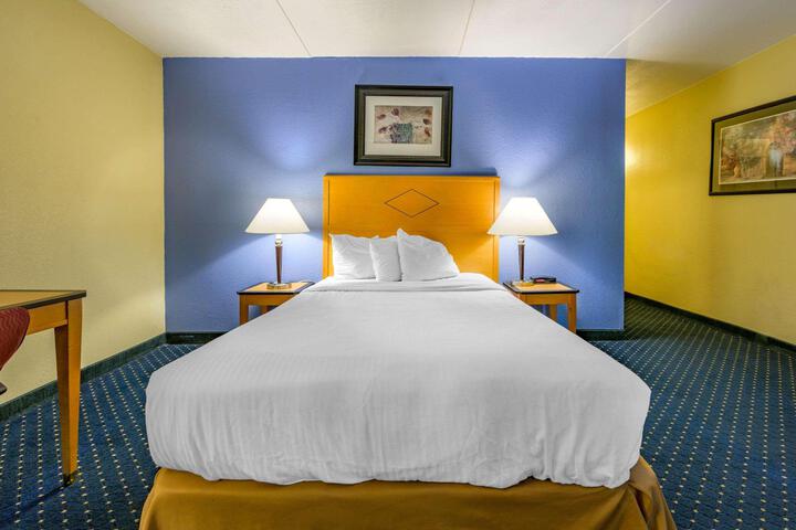 1 Queen Bed (4 of 6)