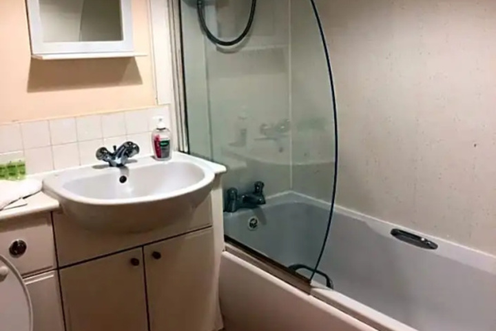 Room 7 of 16