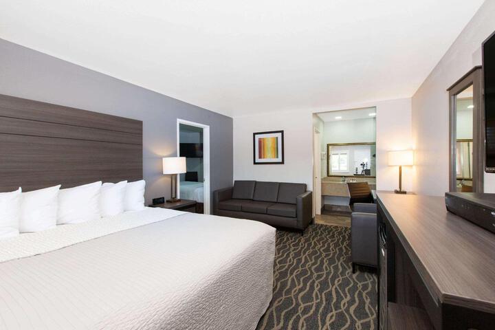 1 King Bed (3 of 6)