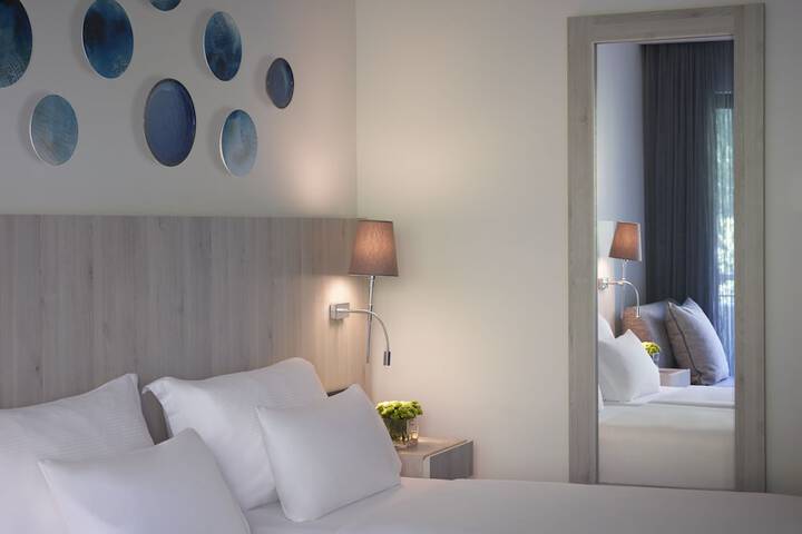 Room 16 of 152