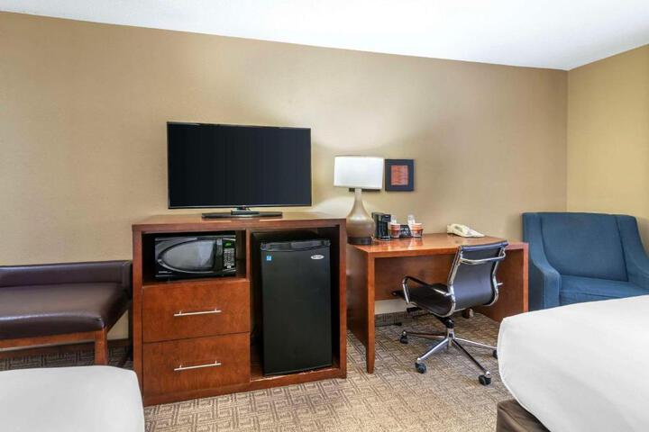 2 Queen Beds Accessible (3 of 11)