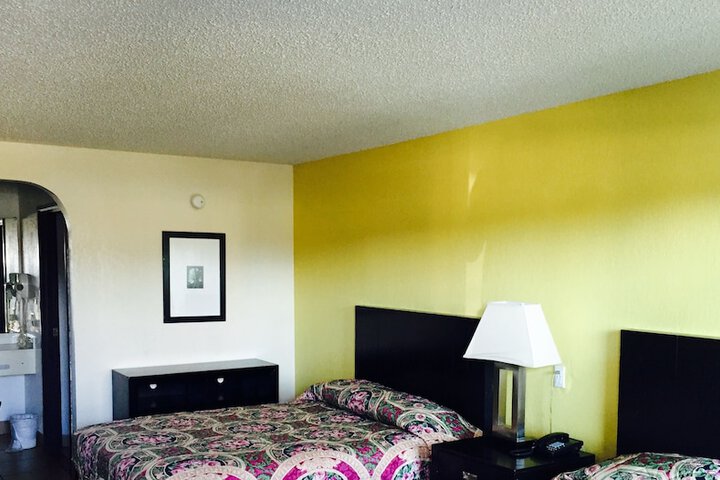 Room 7 of 12