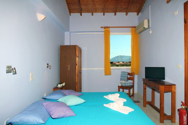 Room 5 of 18