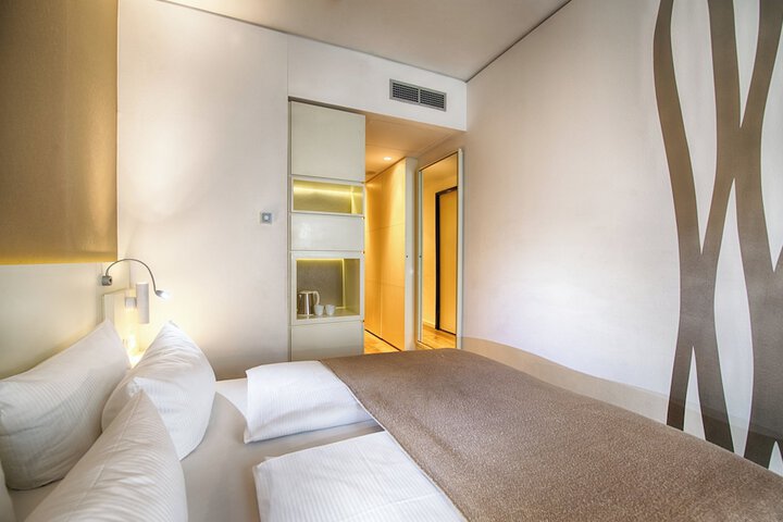 Room 25 of 49