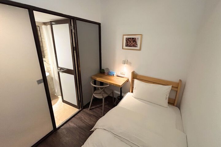 Room 8 of 142