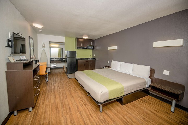 1 King Bed Accessible (6 of 9)