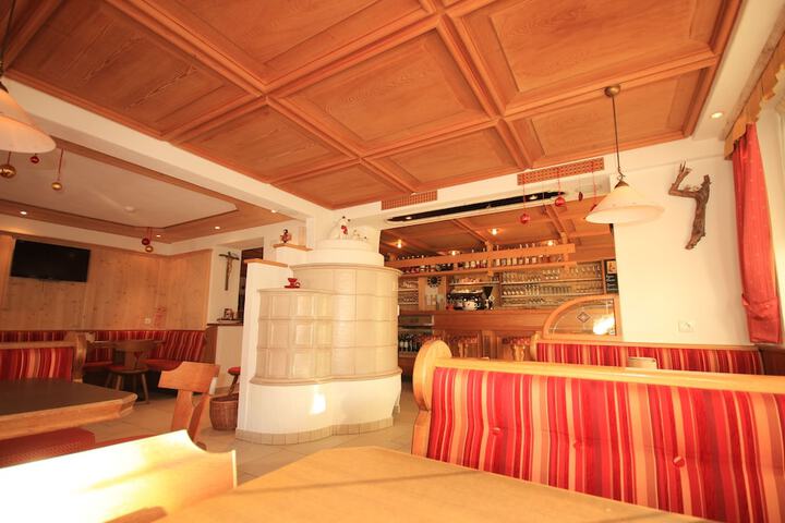 Lounge 72 of 86