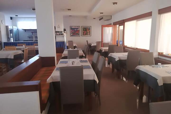 Dining 33 of 42