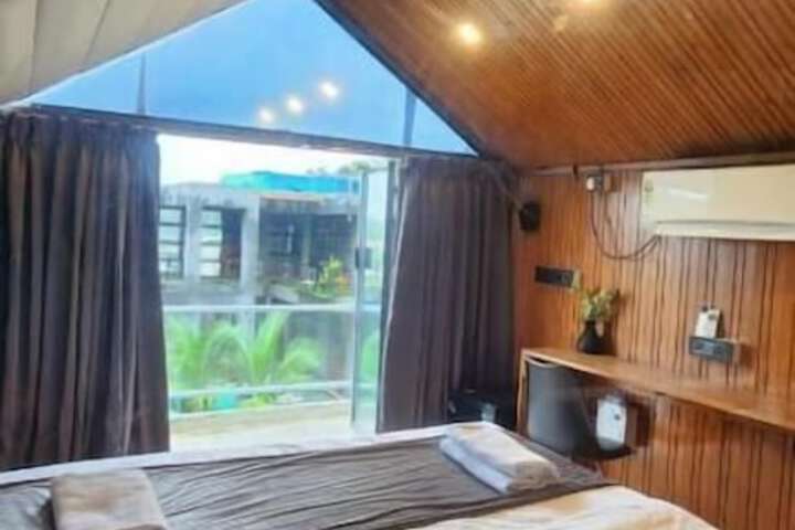 Room 2 of 10