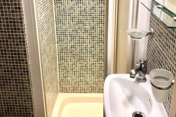 Room 6 of 10