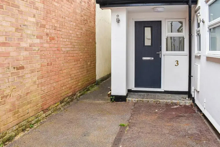 Immaculate 2-bed Bungalow in Weybridge