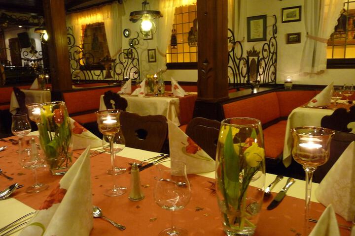 Dining 8 of 11