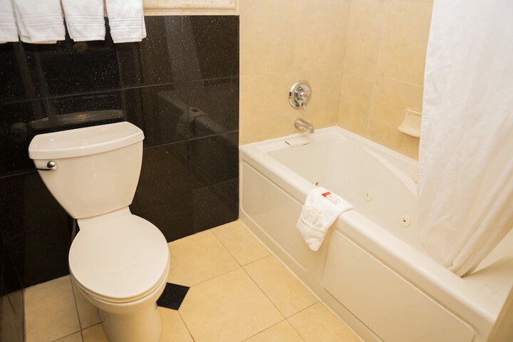 Deep soaking bathtub