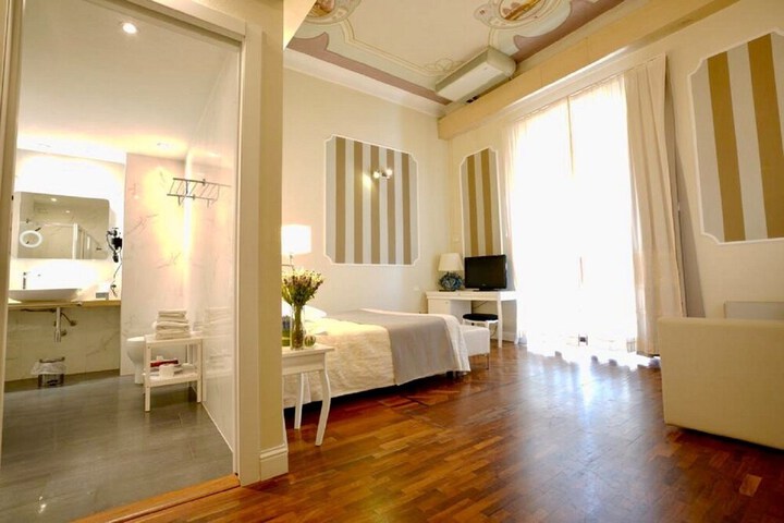 Room 33 of 65