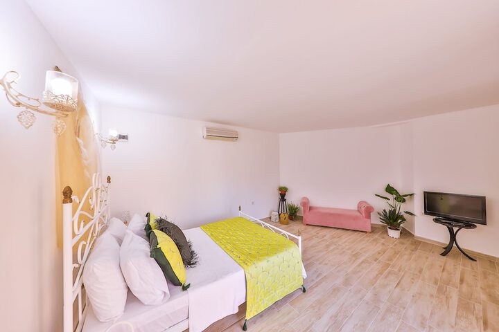 Room 18 of 32