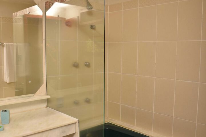 Room 106 of 223